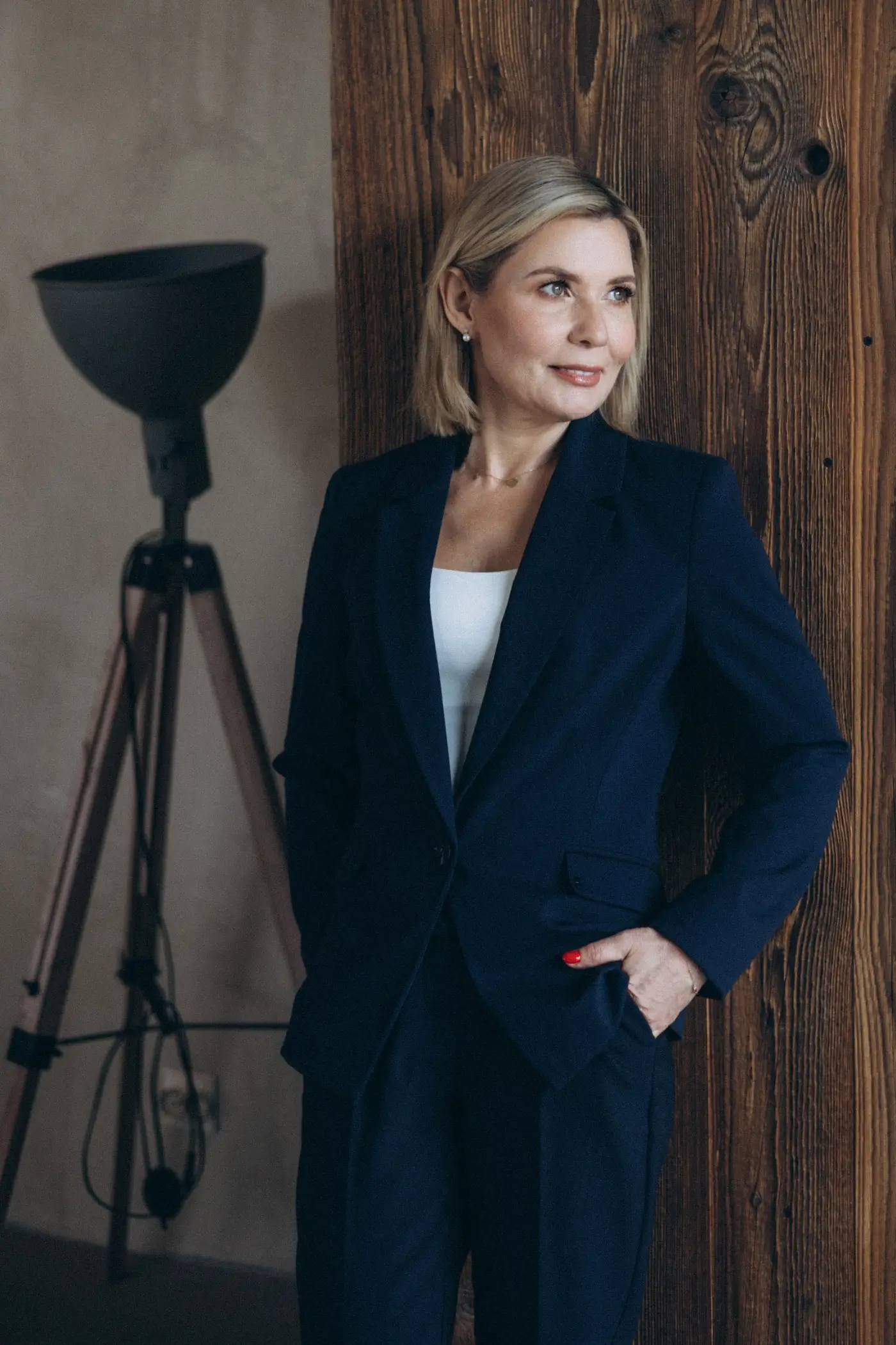Ewa Pędzich-Ościłowska, doradczyni ubezpieczeniowa i specjalistka ds. sukcesji, w granatowym garniturze