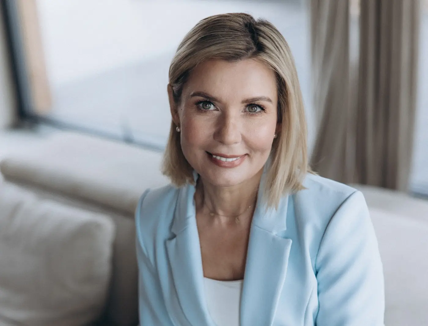 Portret Ewy Pędzich-Ościłowskiej w błękitnej marynarce