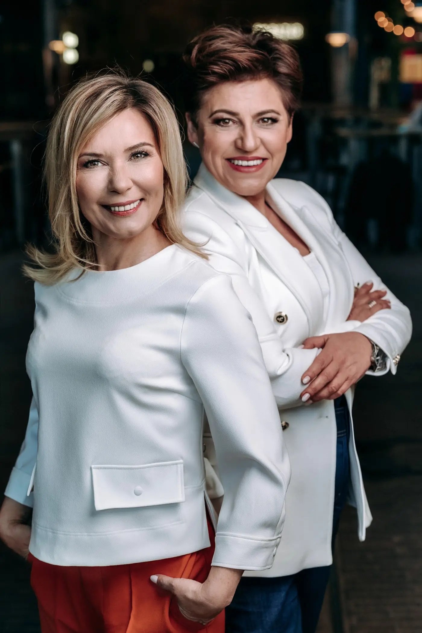 Ewa Pędzich-Ościłowska pozuje z&nbsp;drugą kobietą w&nbsp;białych ubraniach na stronie doradztwa consultingowego.